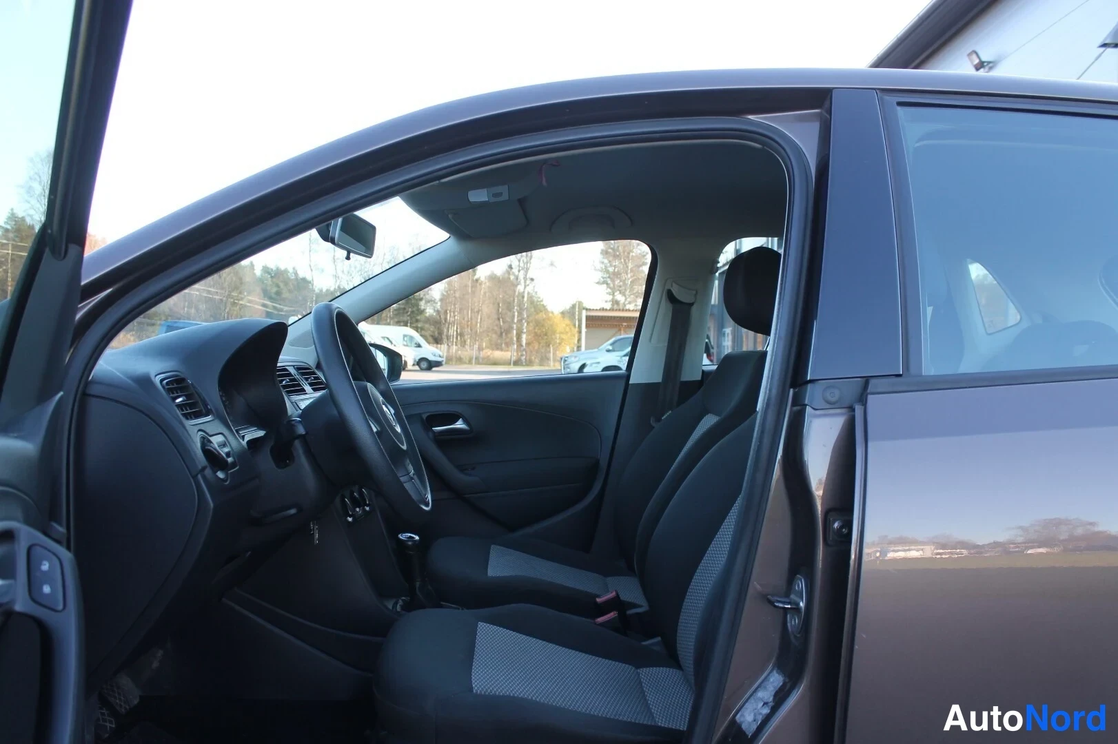 Ruskea Volkswagen Polo 2013, ohjaamo, kuva 11