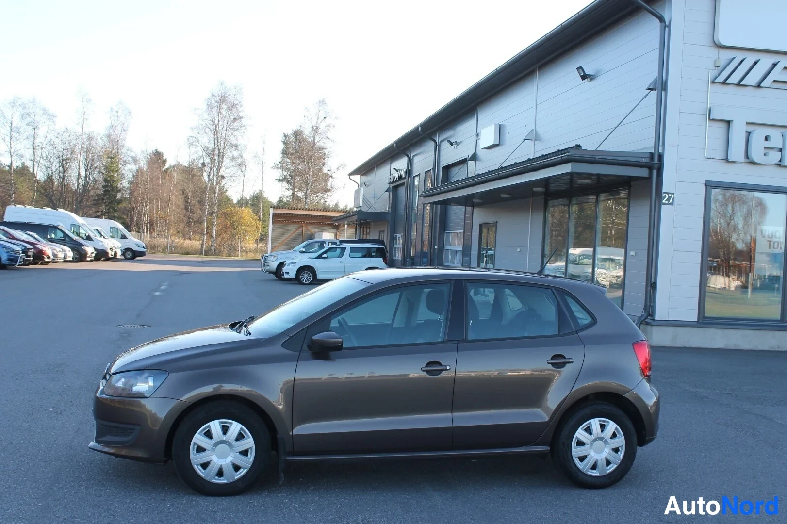 Ruskea Volkswagen Polo 2013, etuviisto, keula vasemmalle, kuva 4