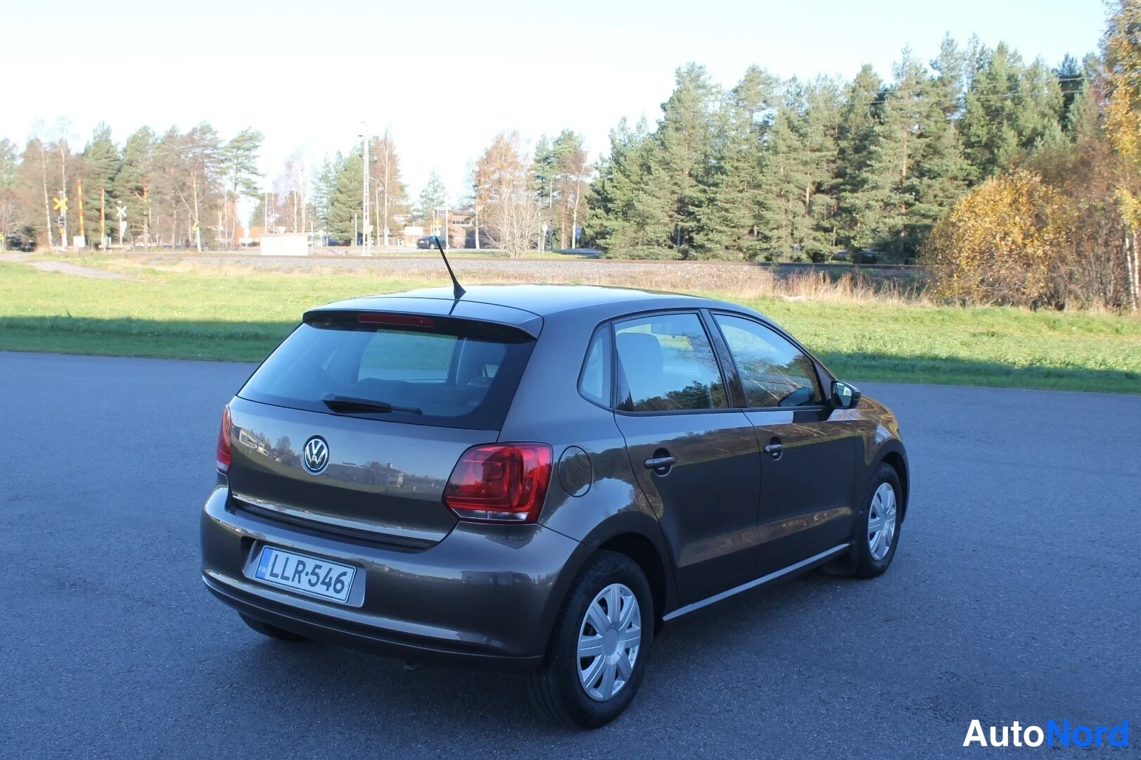 Ruskea Volkswagen Polo 2013, takaviisto, kuva 9