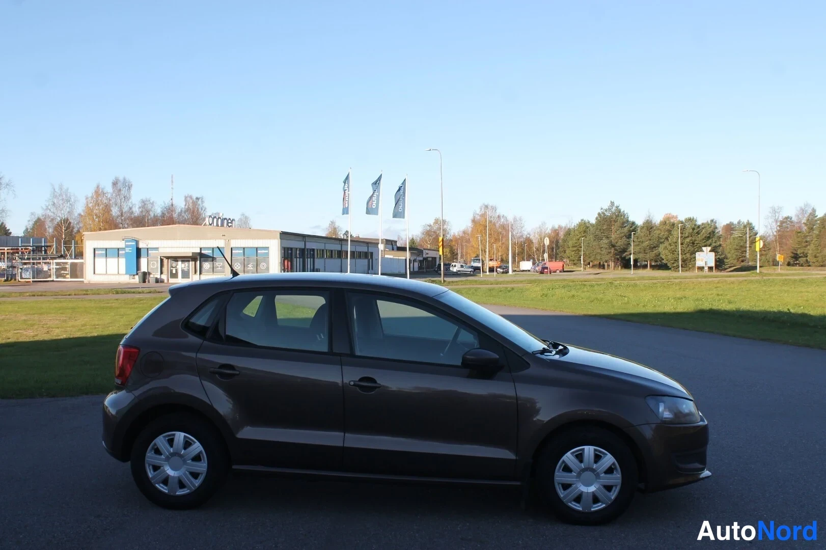 Ruskea Volkswagen Polo 2013, etuviisto, keula oikealle, kuva 5
