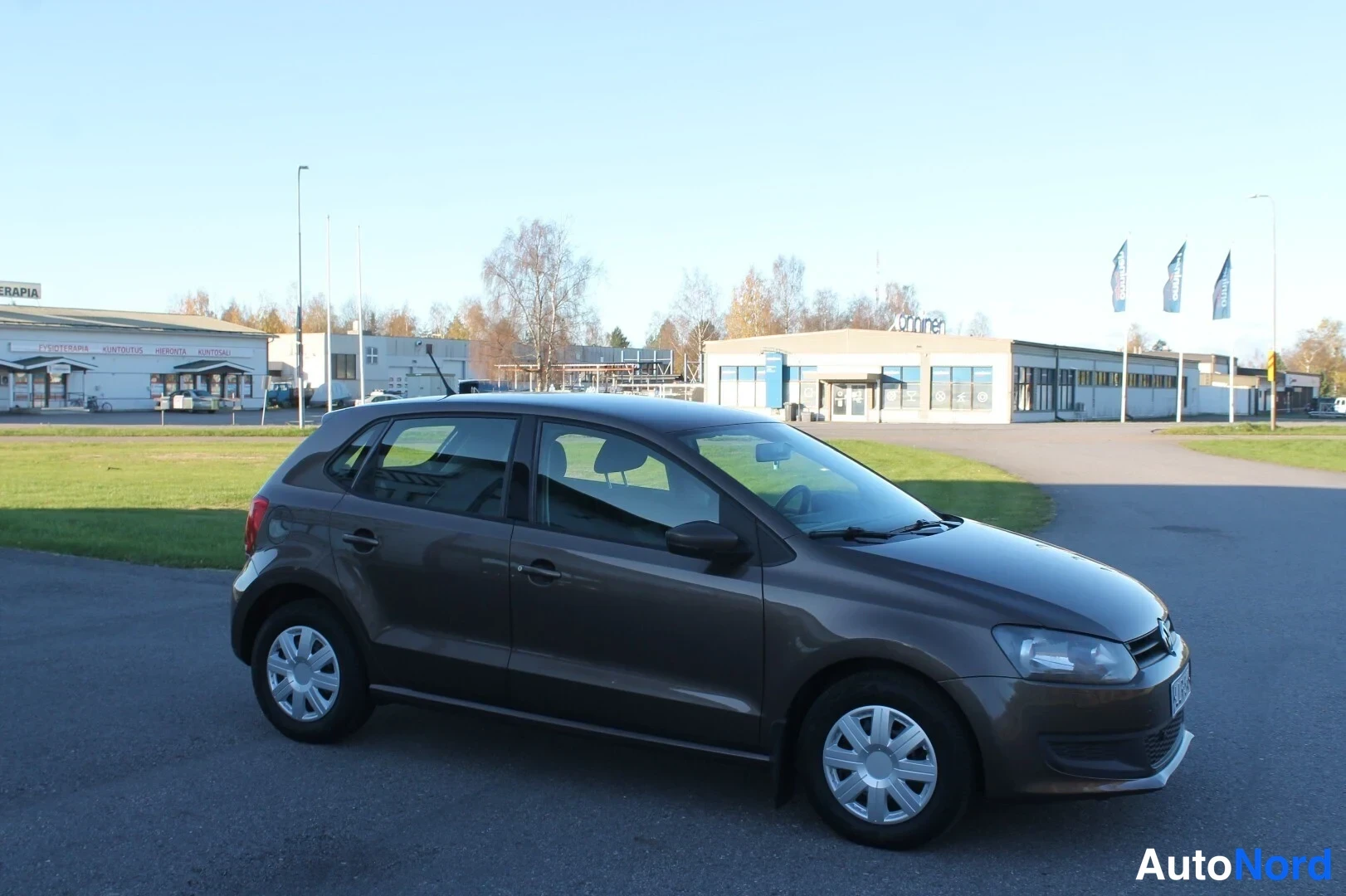 Ruskea Volkswagen Polo 2013, etuviisto, keula oikealle, kuva 6