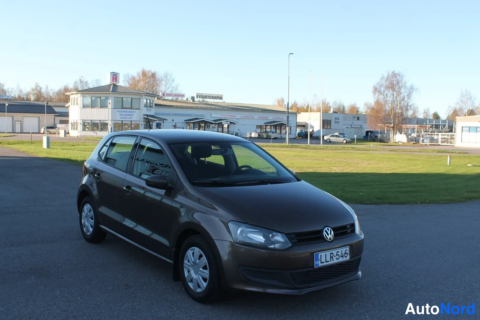 Ruskea Volkswagen Polo 2013, etuviisto, keula oikealle, kuva 7