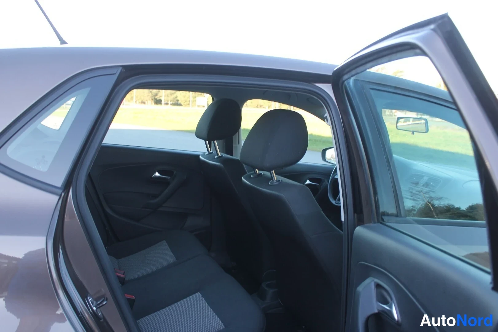 Ruskea Volkswagen Polo 2013, takaistuimet, kuva 12