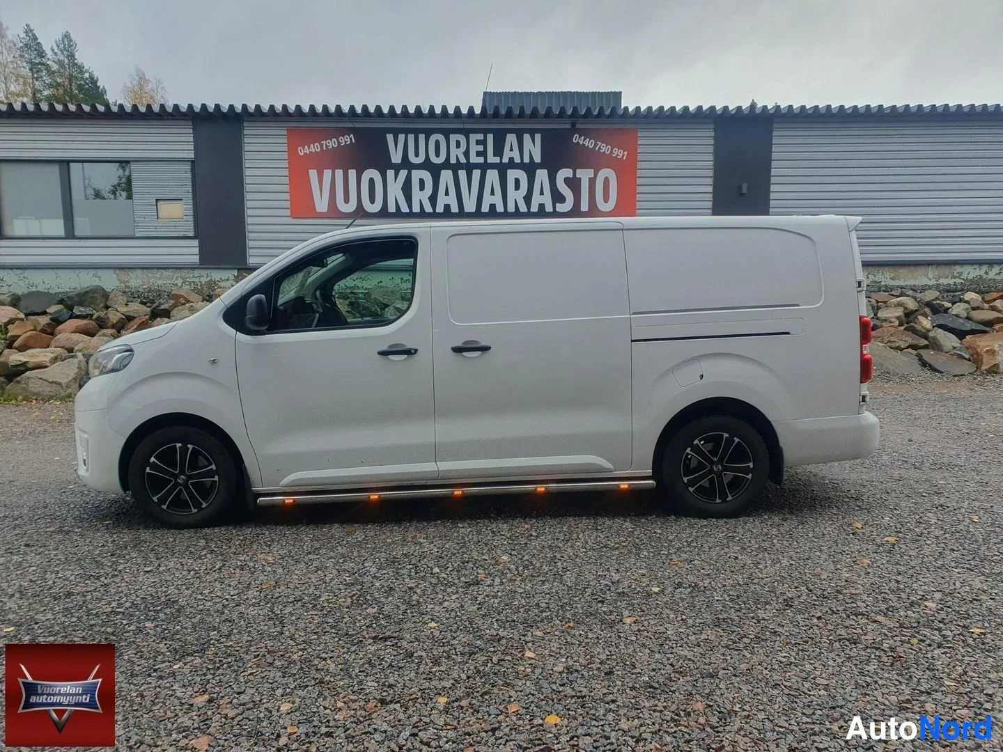 Valkoinen Toyota Proace 2021, sivulta, kuva 2