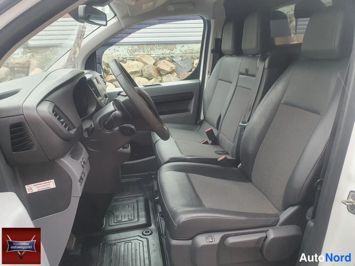 Valkoinen Toyota Proace 2021, etuistuimet, kuva 4