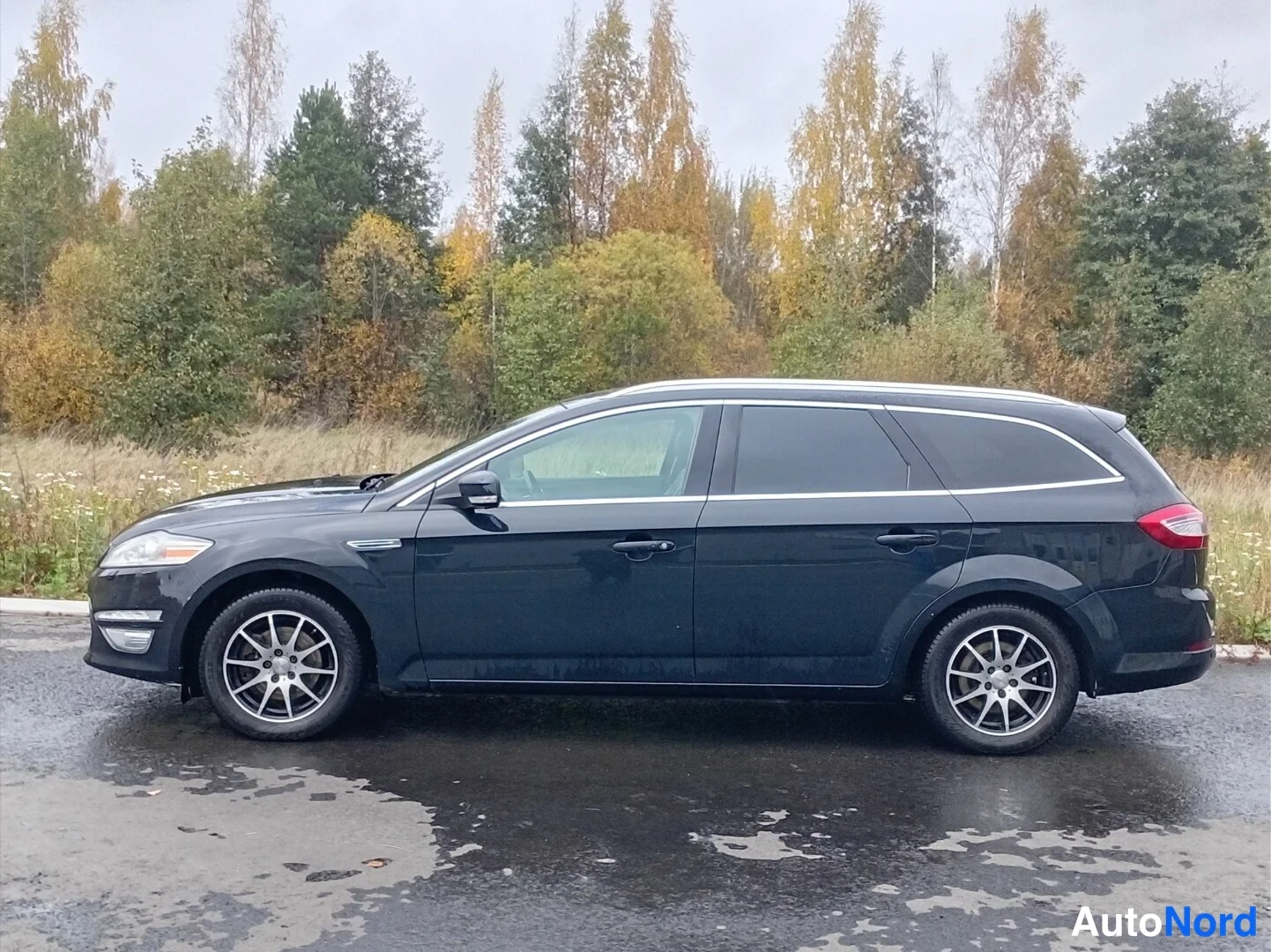 Musta Ford Mondeo 2014, sivulta, kuva 3