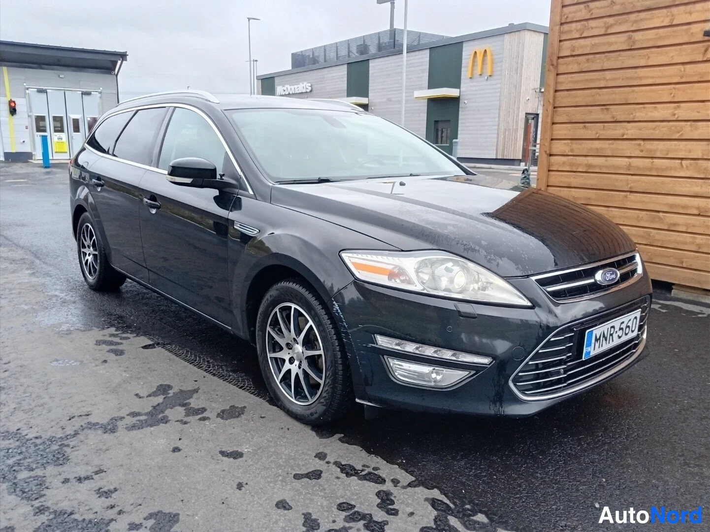 Musta Ford Mondeo 2014, etuviisto, keula oikealle, kuva 2