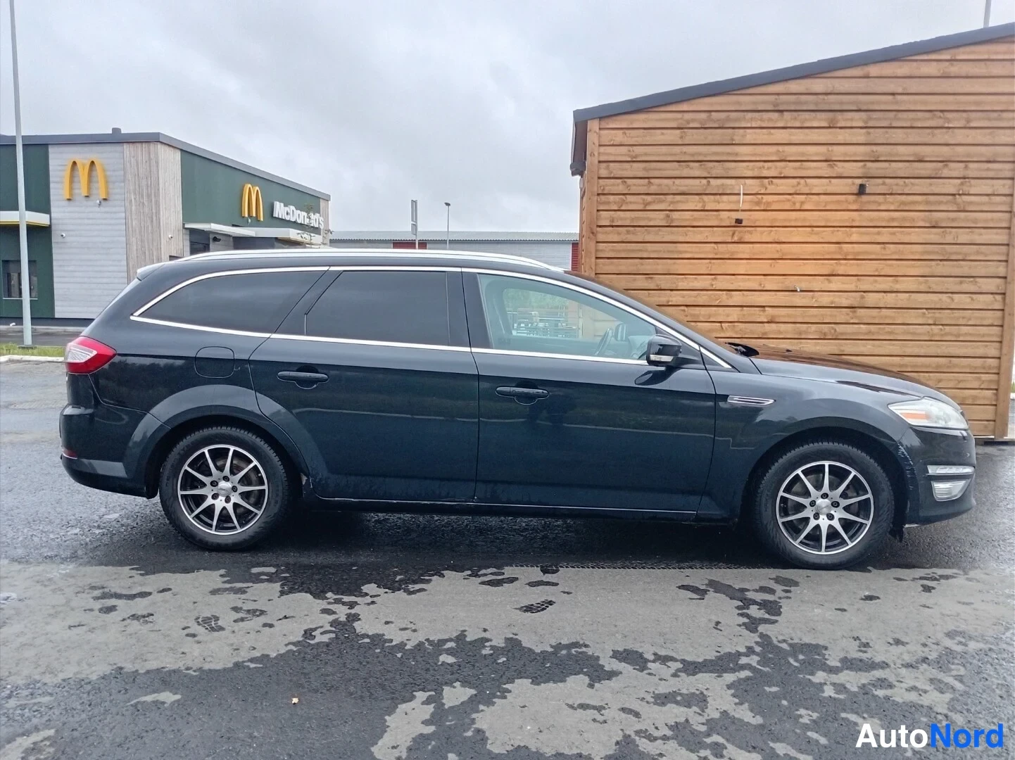 Musta Ford Mondeo 2014, sivulta, kuva 4