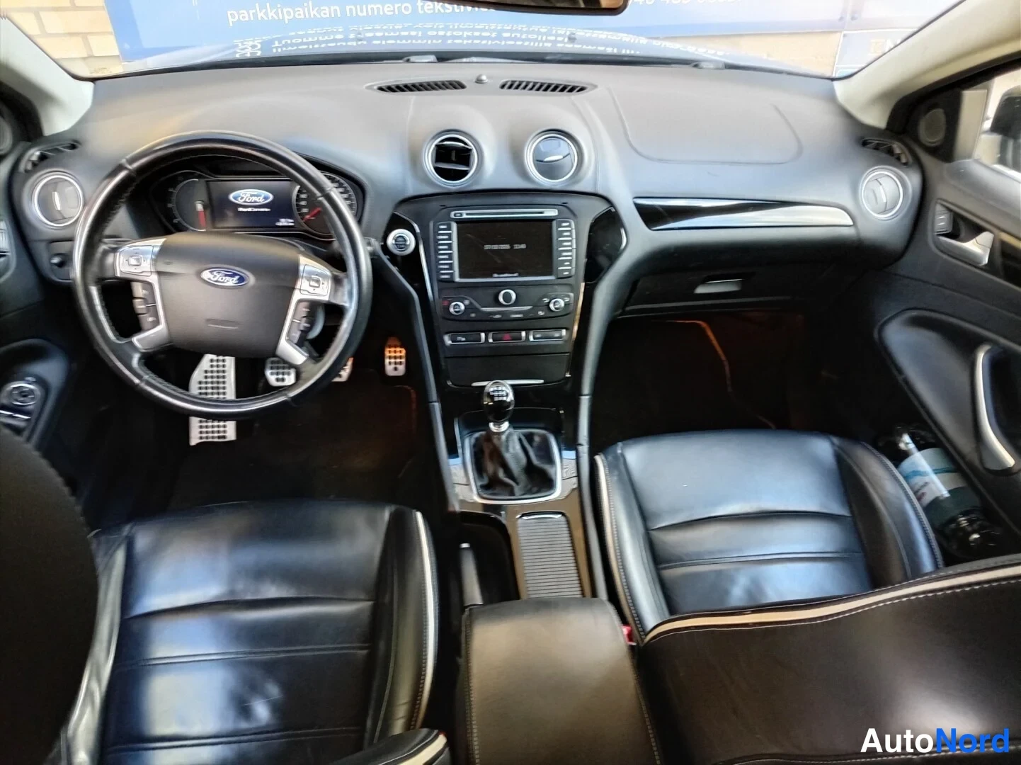 Musta Ford Mondeo 2014, ohjaamo, kuva 7