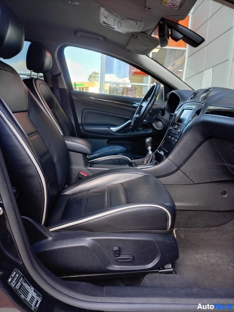 Musta Ford Mondeo 2014, etuistuimet, kuva 9
