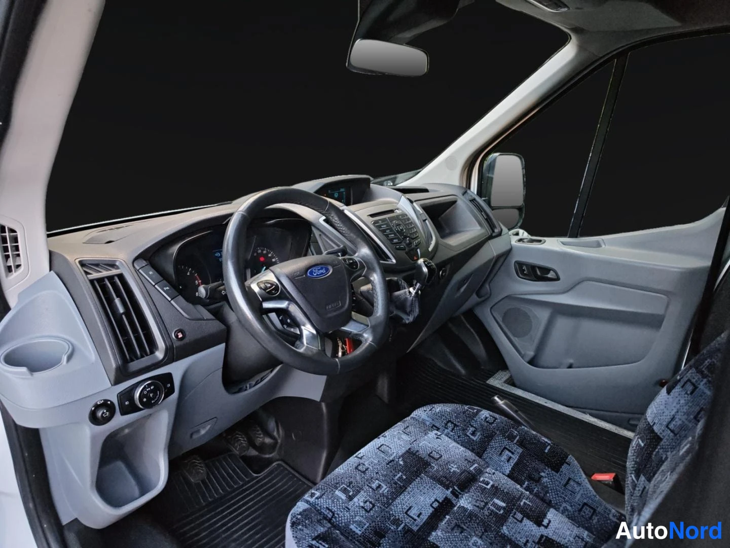 Valkoinen Ford Transit 2014, ohjaamo, kuva 10
