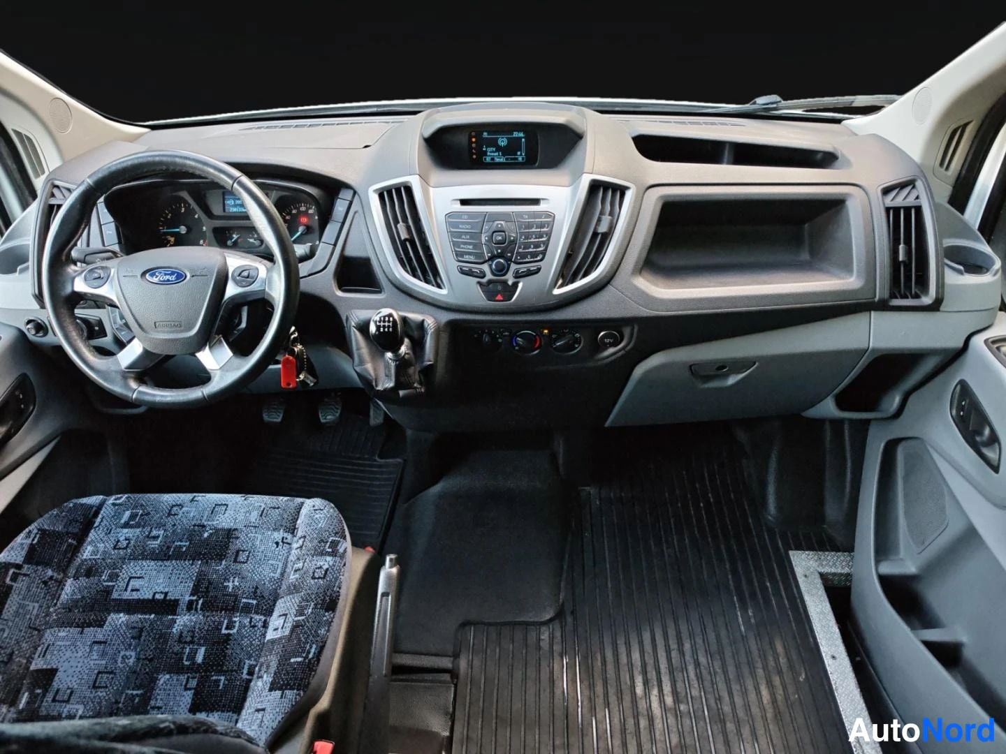 Valkoinen Ford Transit 2014, ohjaamo, kuva 9
