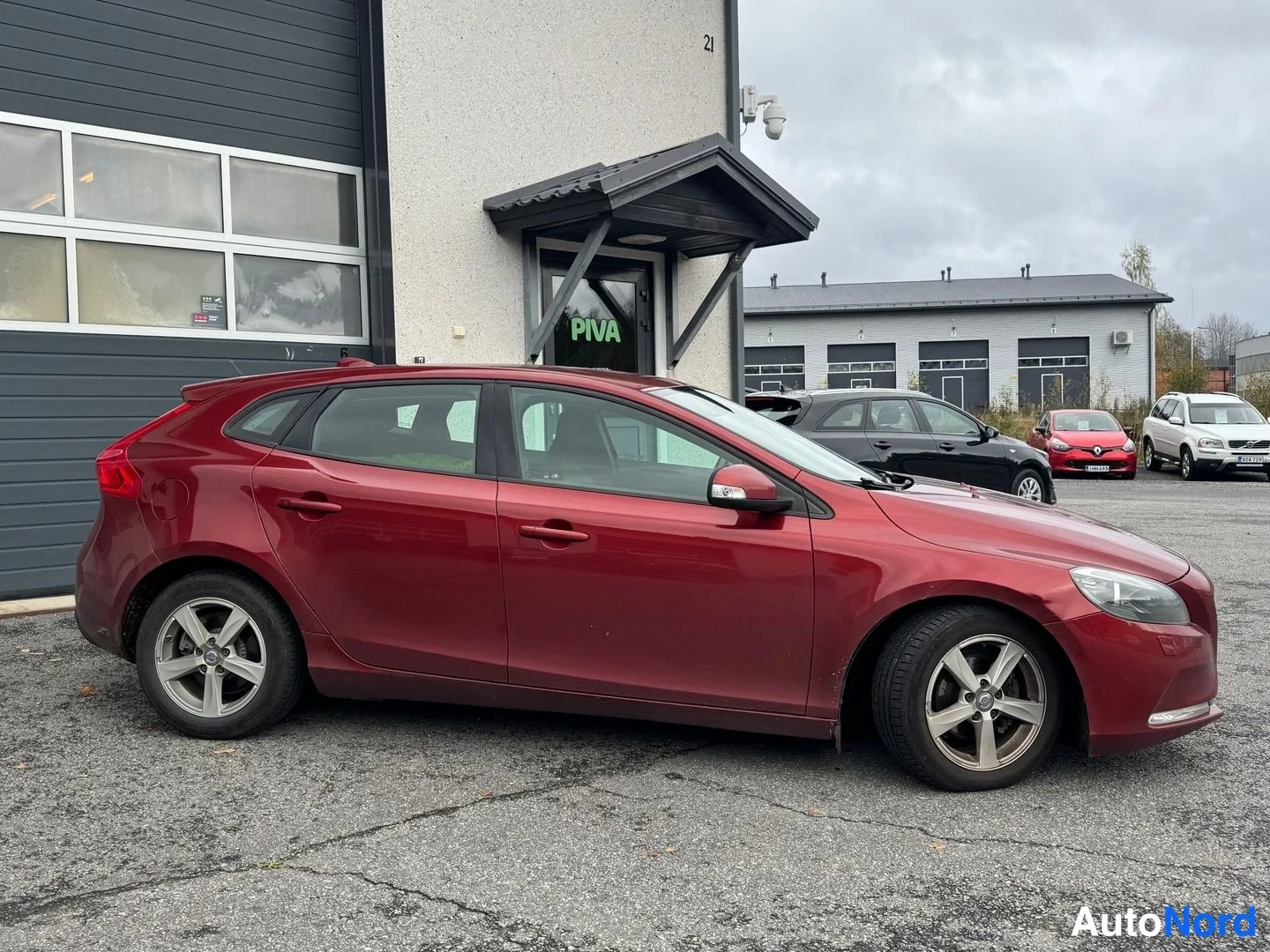 Punainen Volvo V40 2012, etuviisto, keula oikealle, kuva 3