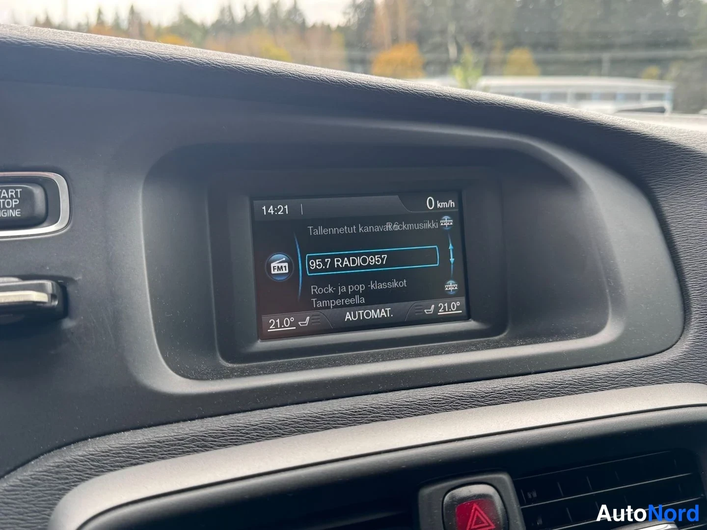 Punainen Volvo V40 2012, yksityiskohta, kuva 11