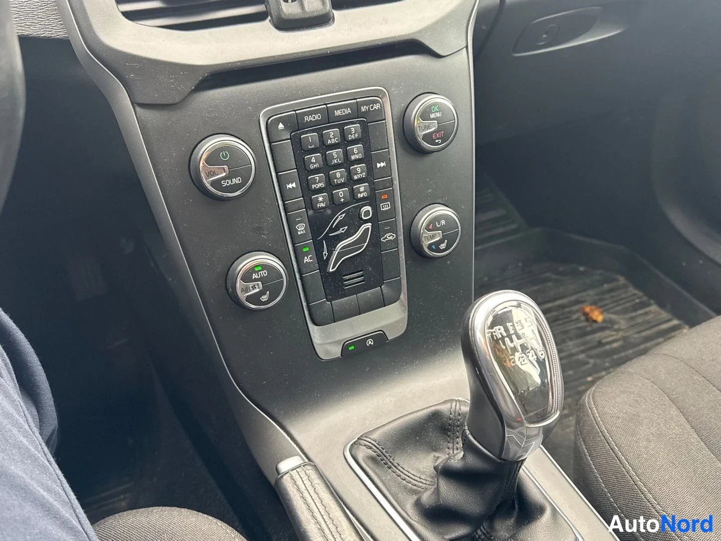 Punainen Volvo V40 2012, yksityiskohta, kuva 12