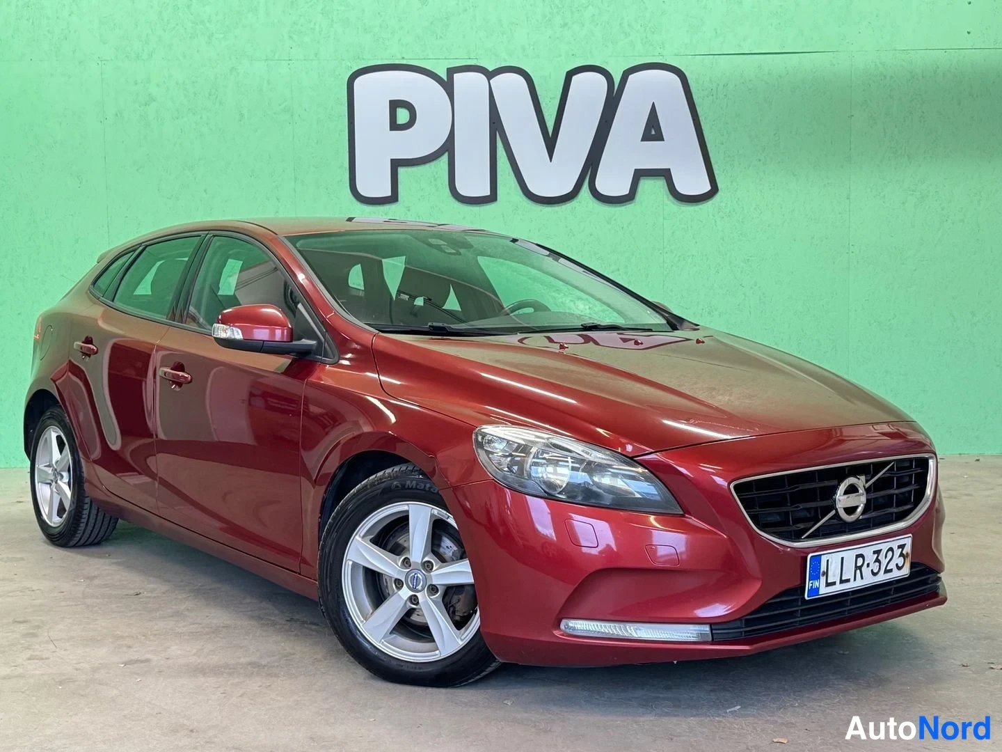 Punainen Volvo V40 2013, etuviisto, keula oikealle, kuva 3