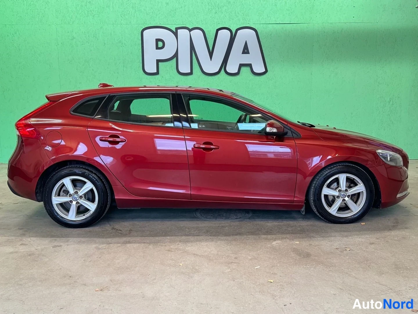 Punainen Volvo V40 2013, sivulta, kuva 4