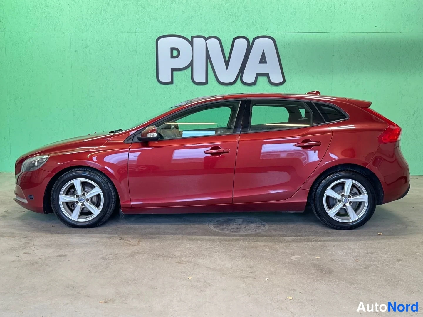 Punainen Volvo V40 2013, etuviisto, keula vasemmalle, kuva 2