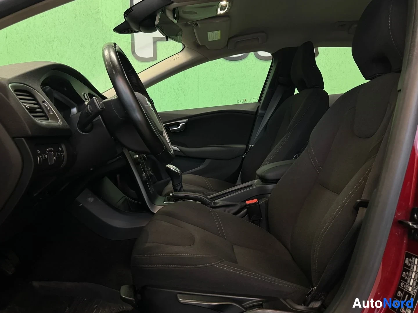 Punainen Volvo V40 2013, etuistuimet, kuva 9