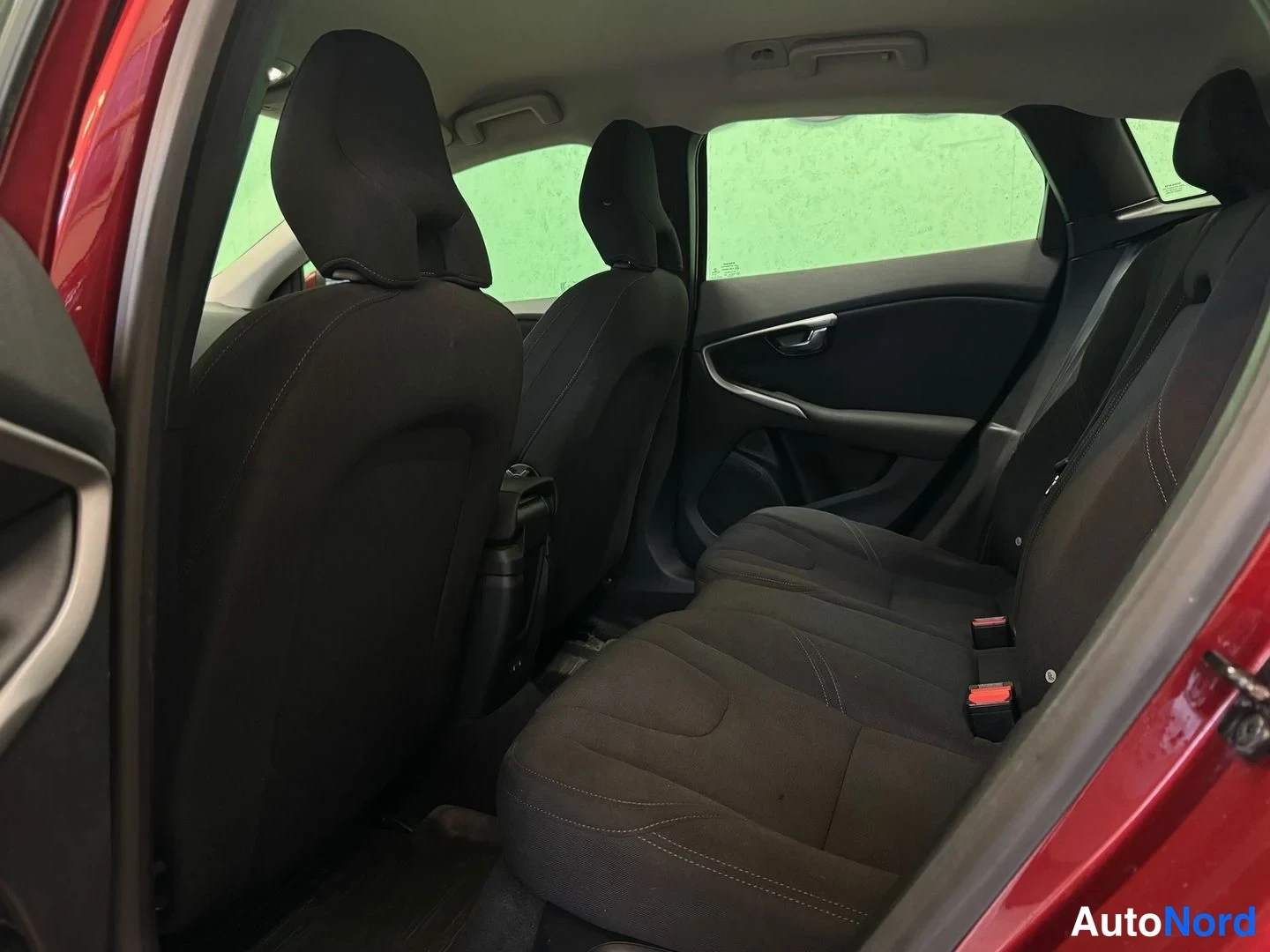 Punainen Volvo V40 2013, takaistuimet, kuva 10