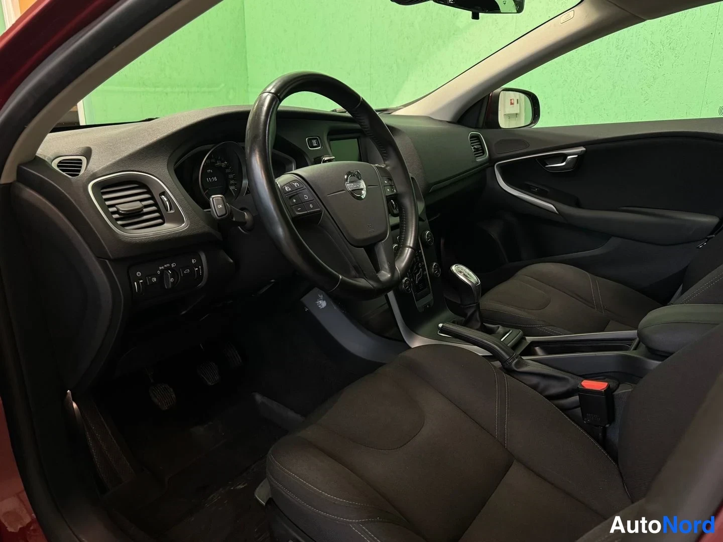 Punainen Volvo V40 2013, ohjaamo, kuva 7