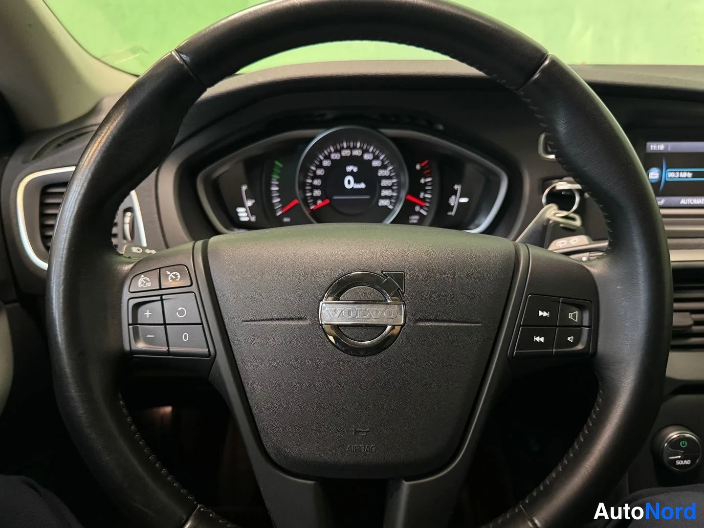 Punainen Volvo V40 2013, ohjaamo, kuva 8