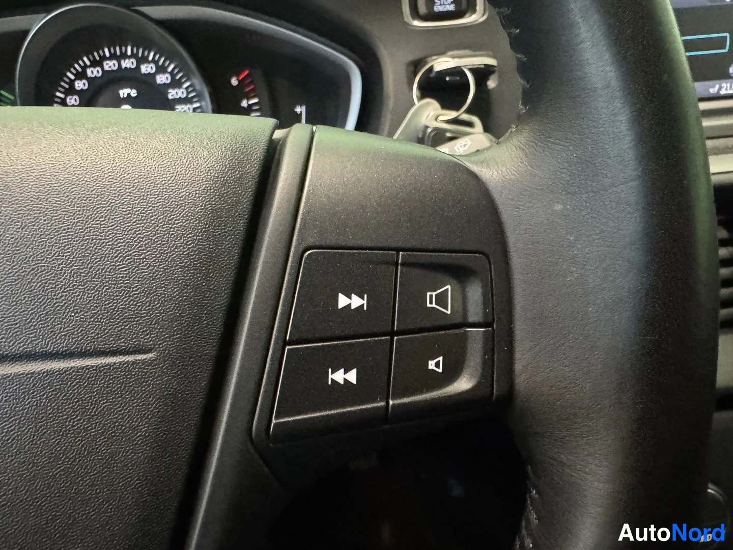 Punainen Volvo V40 2013, yksityiskohta, kuva 15