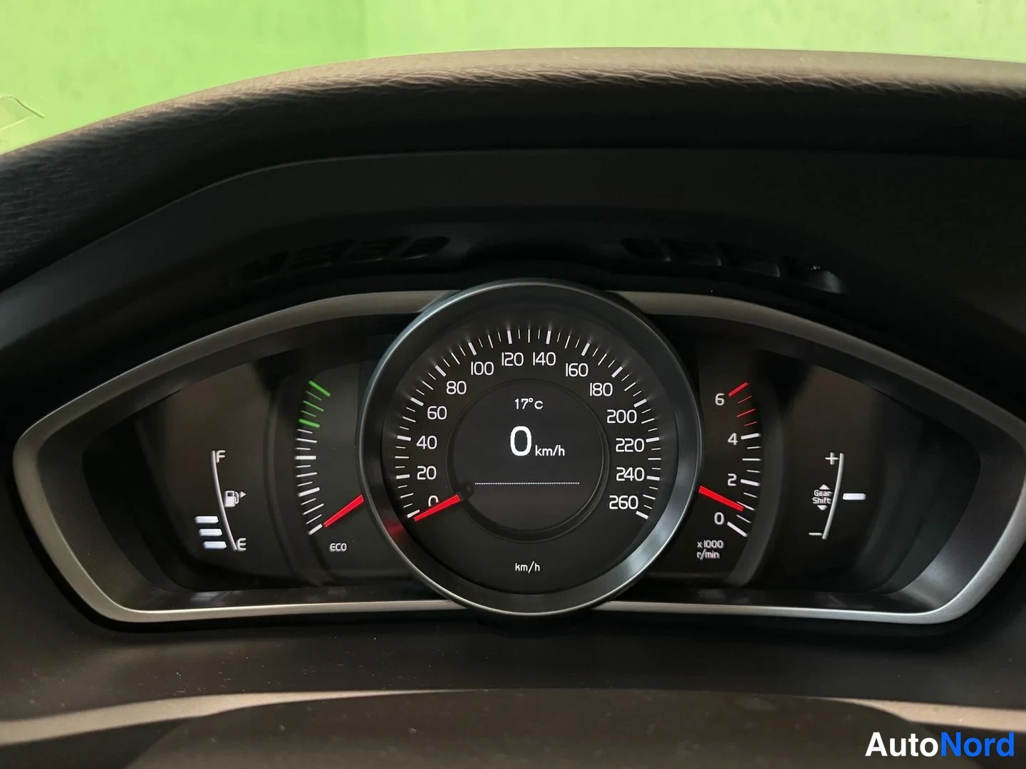 Punainen Volvo V40 2013, yksityiskohta, kuva 16