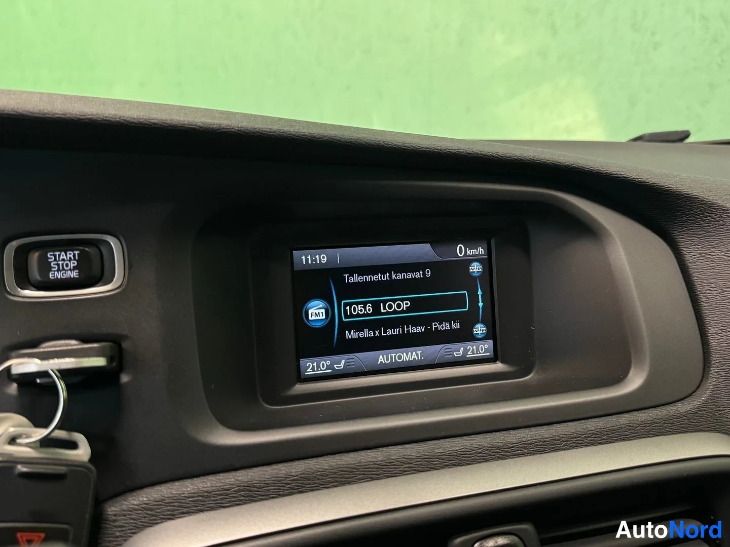 Punainen Volvo V40 2013, yksityiskohta, kuva 17