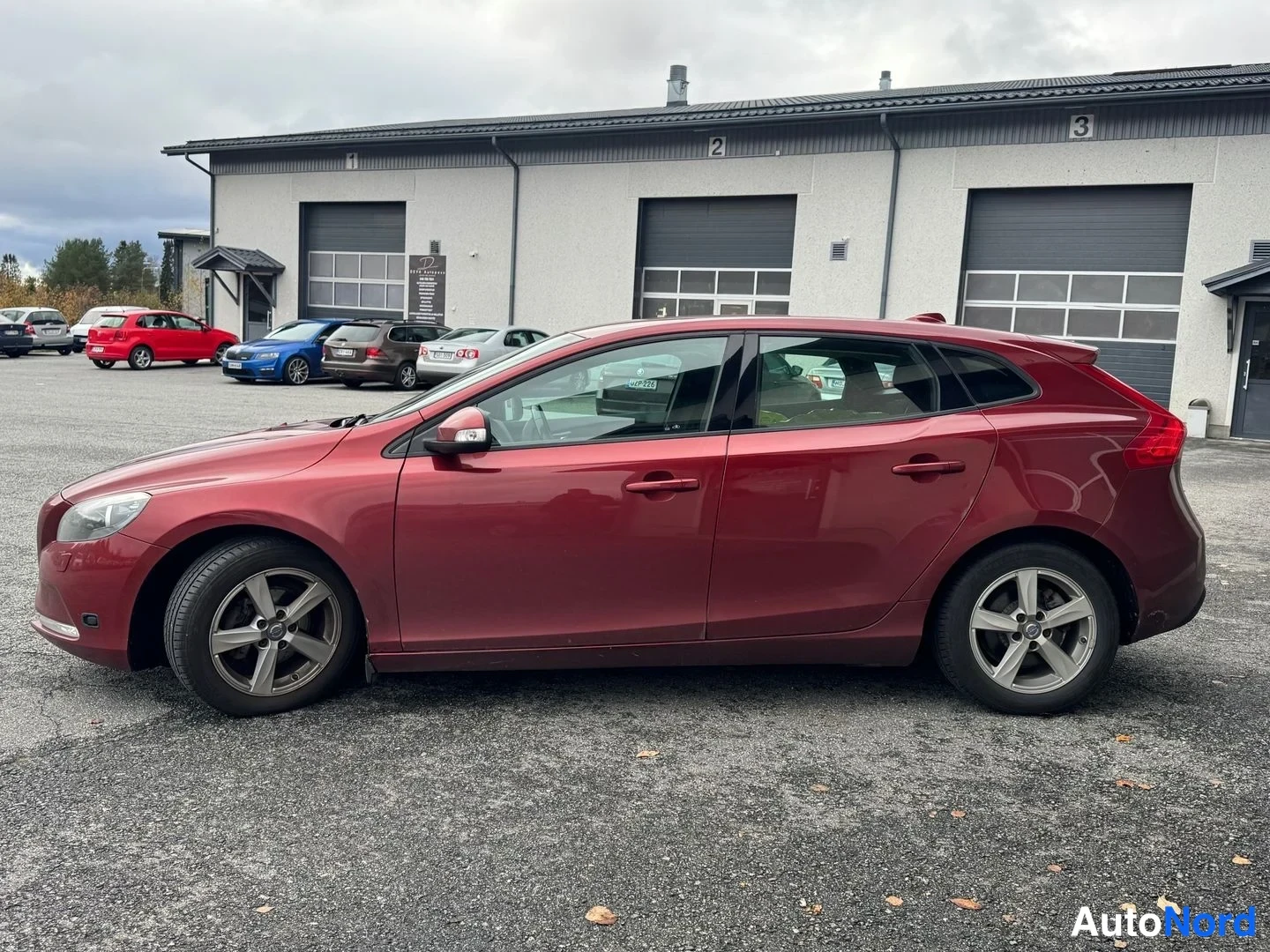 Punainen Volvo V40 2012, etuviisto, keula vasemmalle, kuva 2