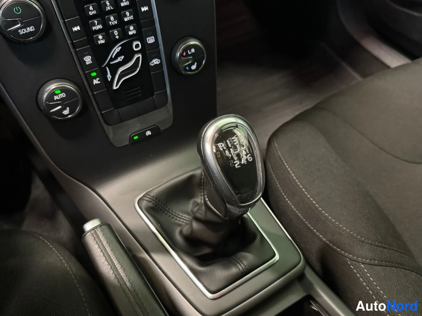 Punainen Volvo V40 2013, yksityiskohta, kuva 19