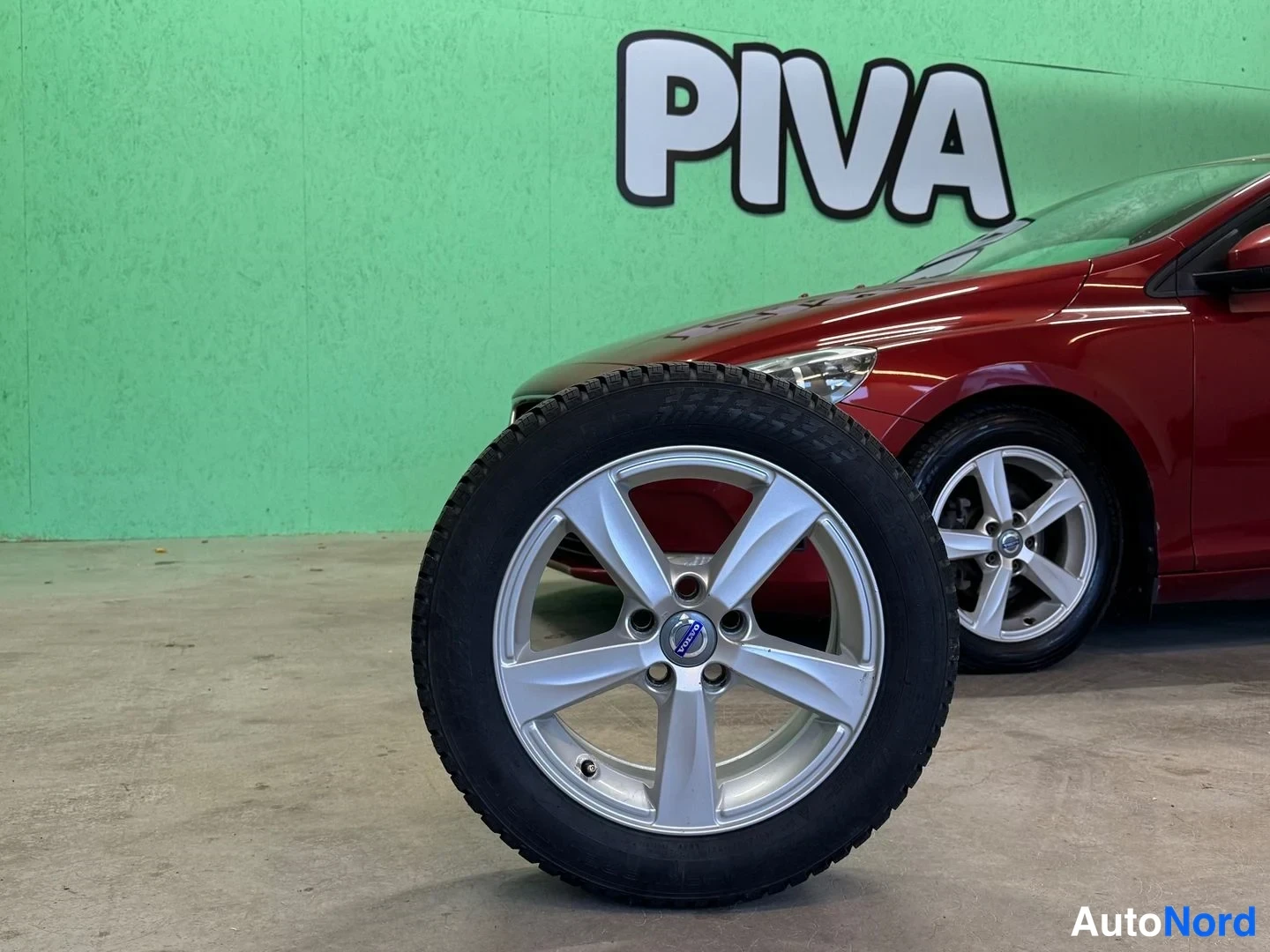 Punainen Volvo V40 2013, yksityiskohta, kuva 21