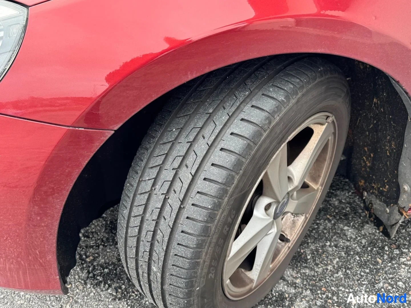 Punainen Volvo V40 2012, yksityiskohta, kuva 7
