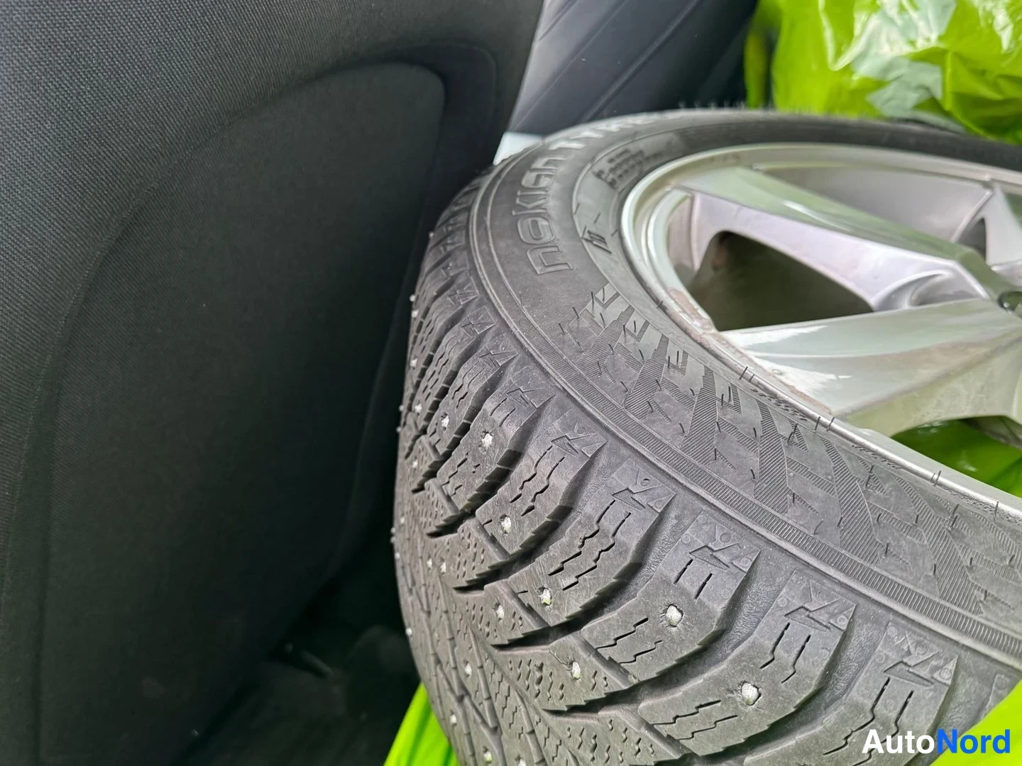Punainen Volvo V40 2012, yksityiskohta, kuva 8
