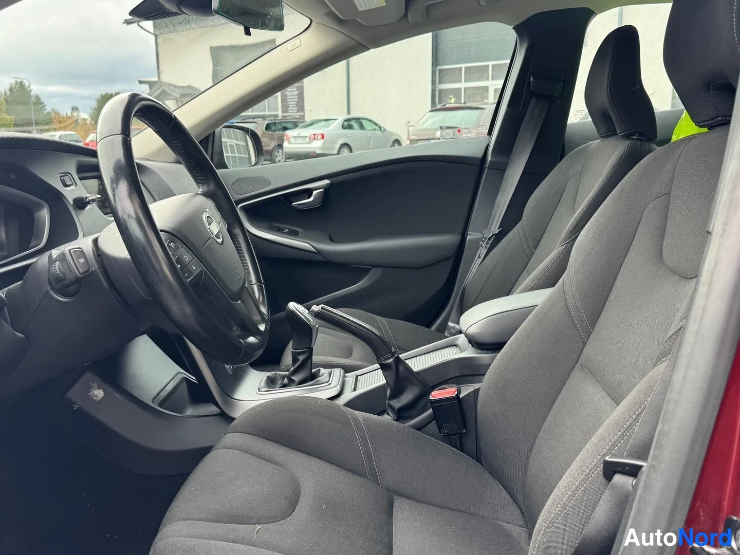 Punainen Volvo V40 2012, etuistuimet, kuva 6