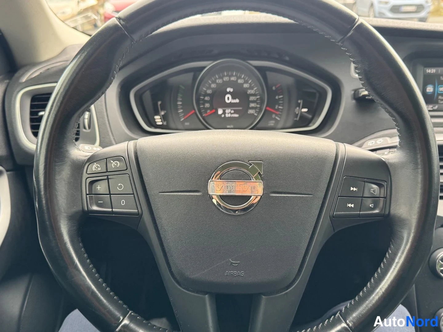 Punainen Volvo V40 2012, yksityiskohta, kuva 9