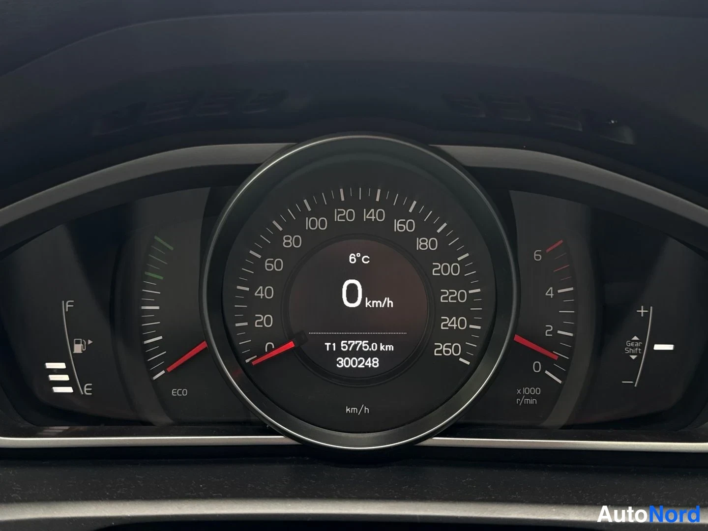 Punainen Volvo V40 2012, yksityiskohta, kuva 10
