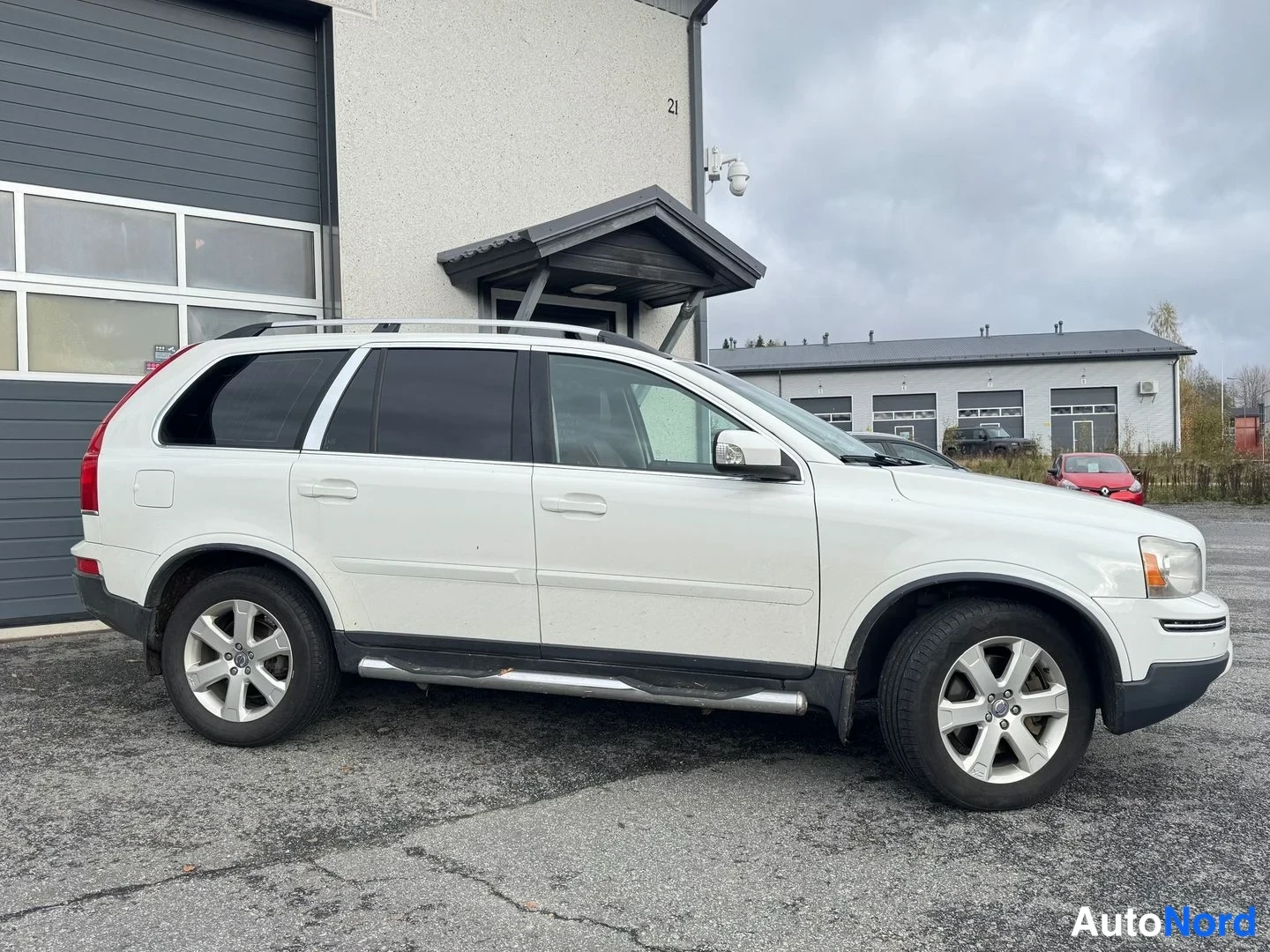 Valkoinen Volvo XC90 2011, etuviisto, keula oikealle, kuva 3