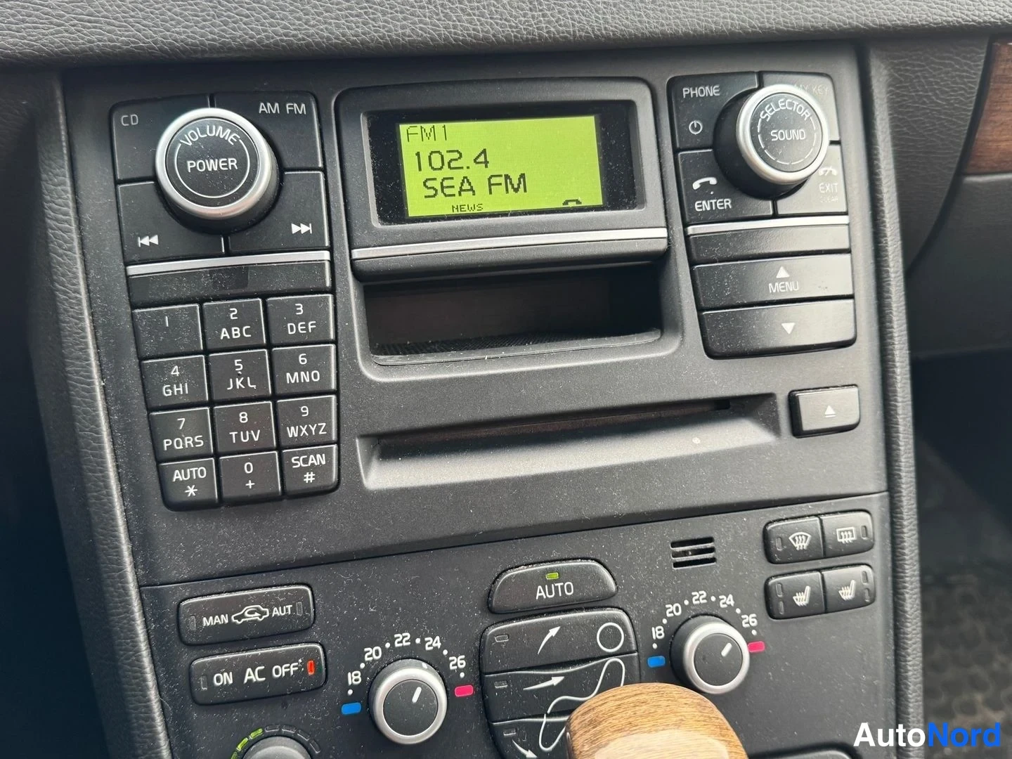 Valkoinen Volvo XC90 2011, yksityiskohta, kuva 12