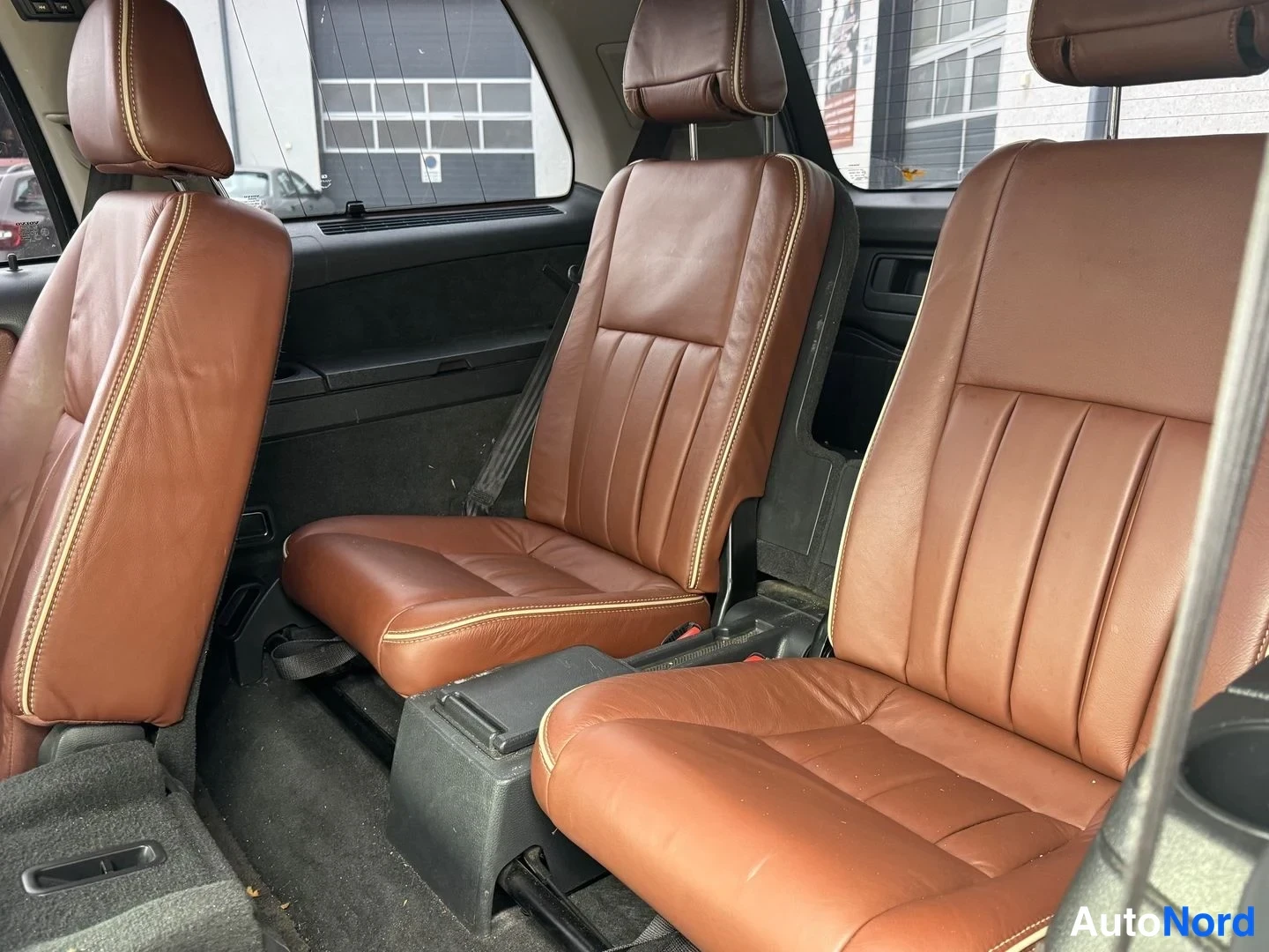Valkoinen Volvo XC90 2011, takaistuimet, kuva 8