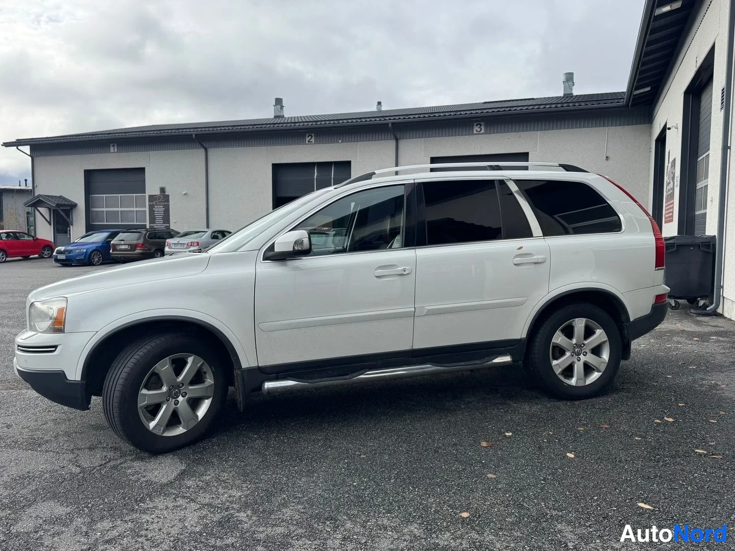 Valkoinen Volvo XC90 2011, etuviisto, keula vasemmalle, kuva 2
