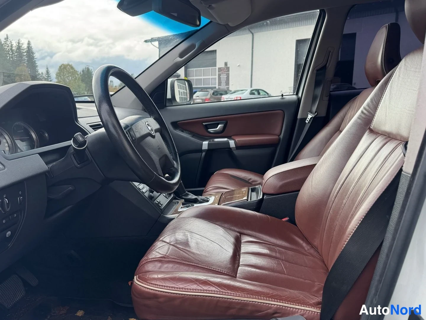 Valkoinen Volvo XC90 2011, ohjaamo, kuva 6