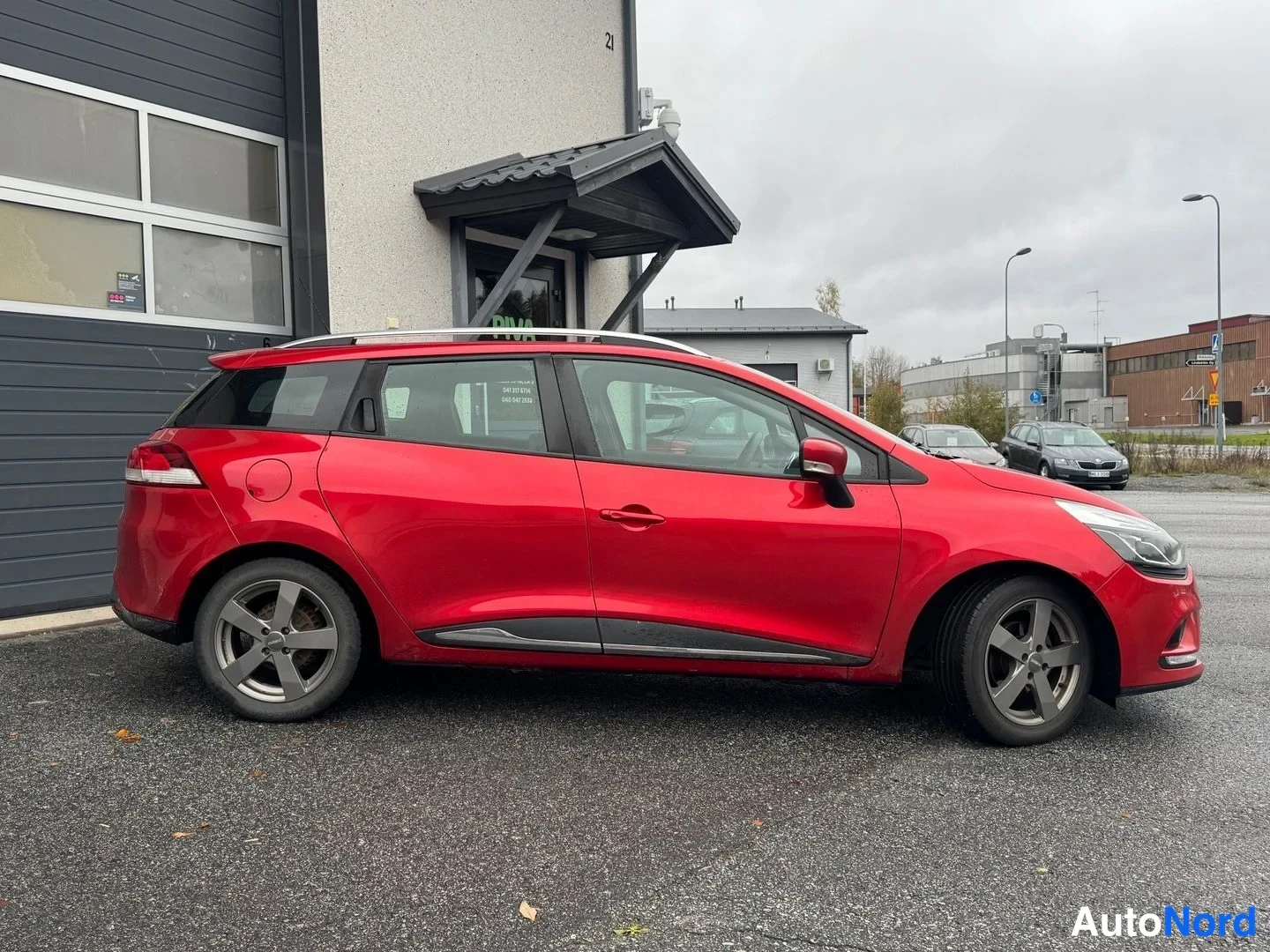 Punainen Renault Clio 2018, sivulta, kuva 4
