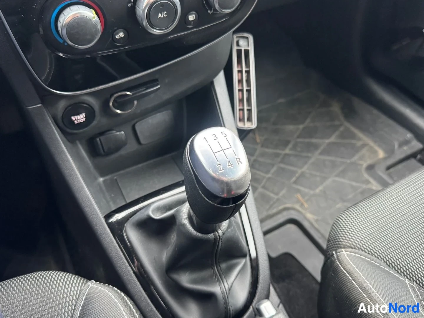 Punainen Renault Clio 2018, yksityiskohta, kuva 11