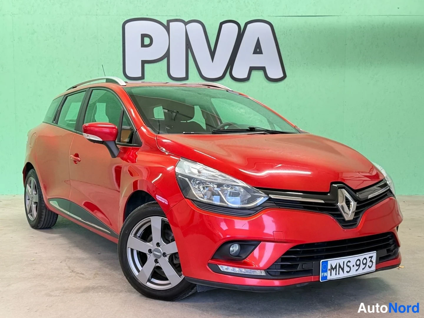 Punainen Renault Clio 2018, etuviisto, keula oikealle, kuva 3