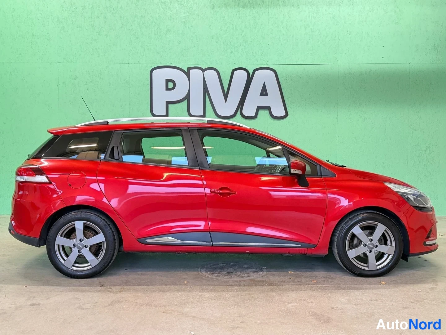 Punainen Renault Clio 2018, etuviisto, keula oikealle, kuva 4