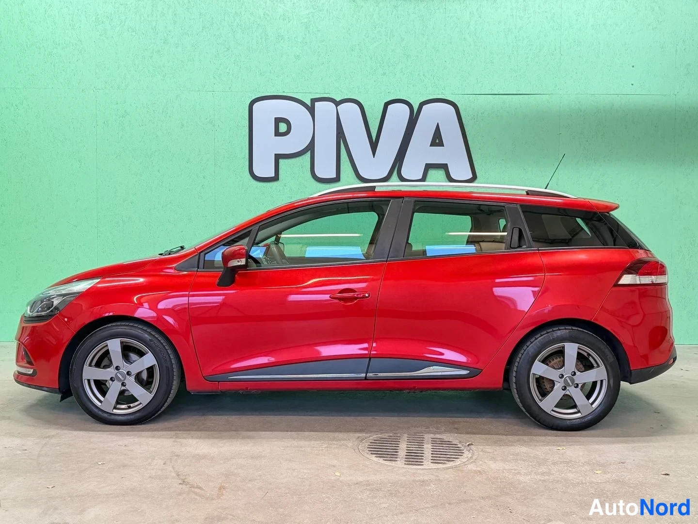 Punainen Renault Clio 2018, etuviisto, keula vasemmalle, kuva 2