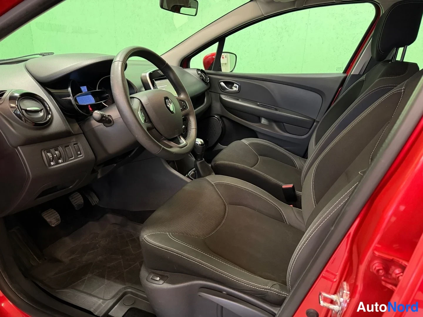Punainen Renault Clio 2018, ohjaamo, kuva 7