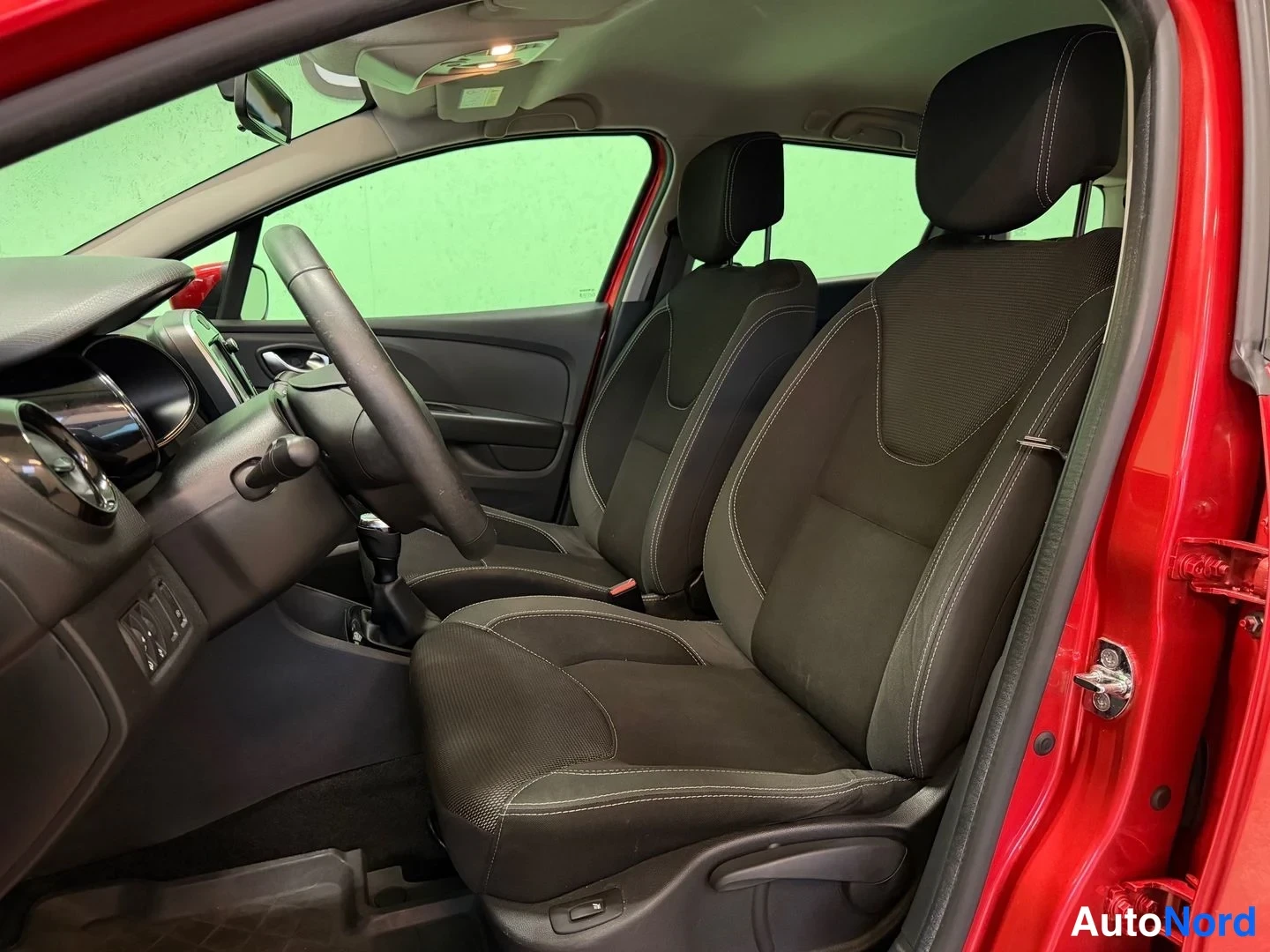 Punainen Renault Clio 2018, etuistuimet, kuva 9