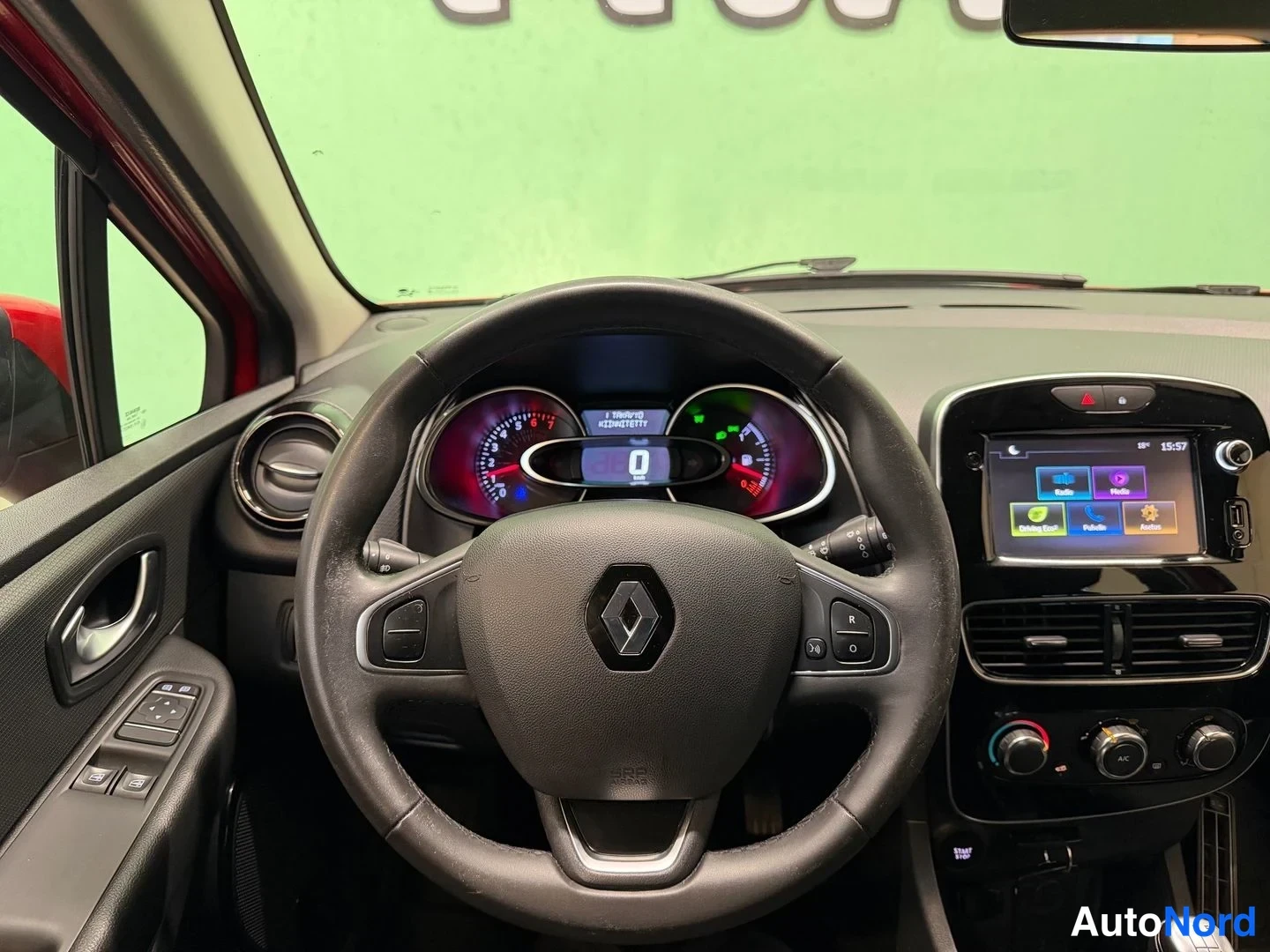 Punainen Renault Clio 2018, ohjaamo, kuva 8